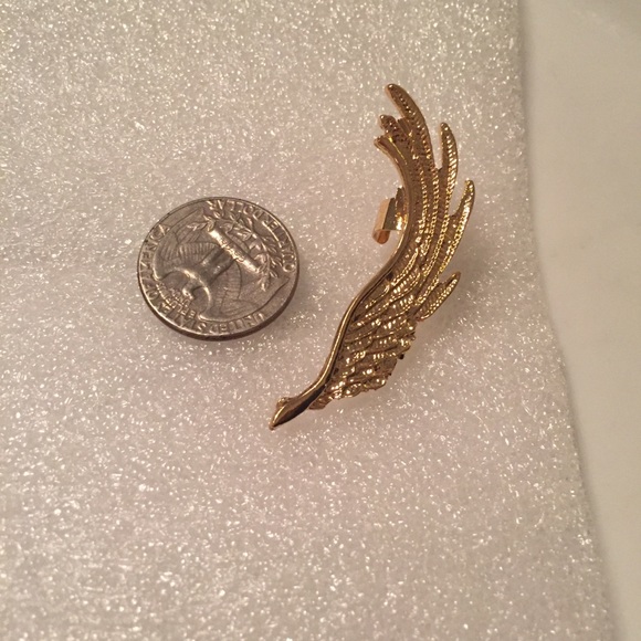 ⭐️ Awesome Single Metallic Wing Ear Cuff ⭐️ - Picture 8 of 8